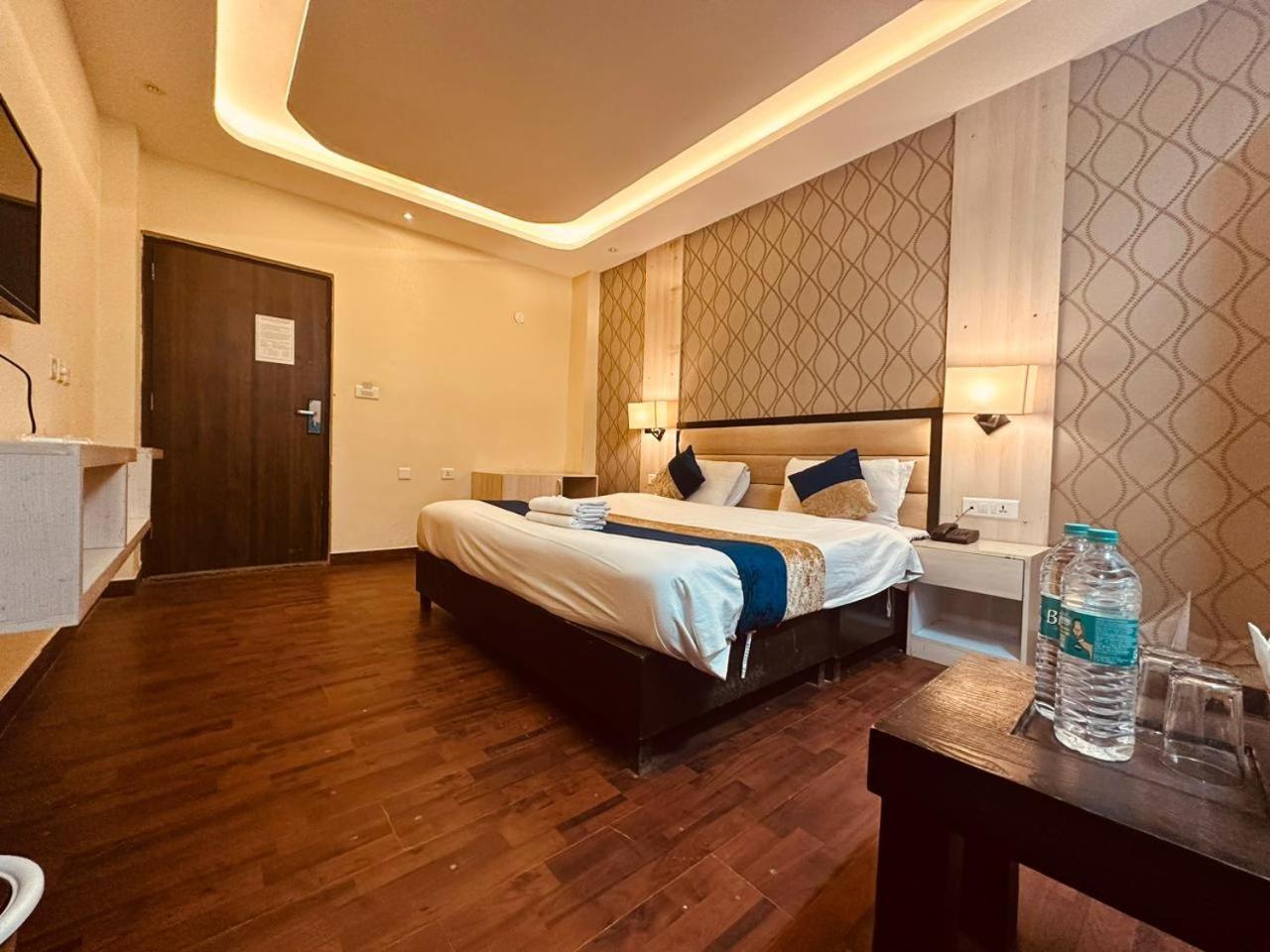 The Royal Majestic Mountain View Hotel Manali  Exterior photo